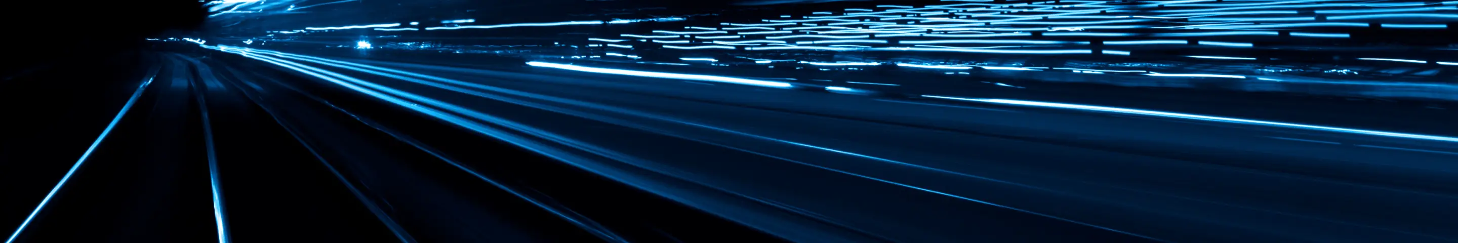 Un camino borroso y un borde de carretera.