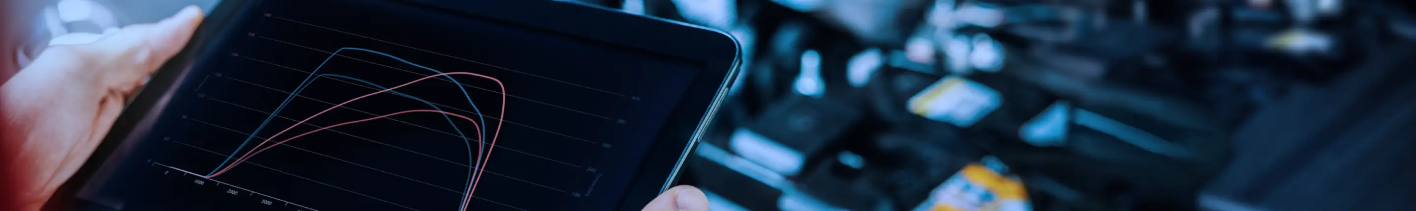 manos sosteniendo tableta con gráfico de líneas